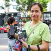 Đưa con đi thi, mẹ mang 3 máy tính 'lỡ thí sinh nào quên còn có đồ dùng'
