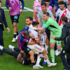 Ngôi sao Argentina đuổi đánh đối thủ, đồng đội vật ra sân ngăn cản