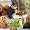 Viết thư pháp trên quả vải thiều, chàng trai gen Z Hà Nội gây sốt mạng