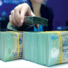Lãi suất giảm mạnh, vì sao người dân vẫn đổ tiền vào ngân hàng?