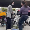 Người bán trà đá đuổi cô gái đứng trên vỉa hè Hà Nội bị phạt 2,5 triệu