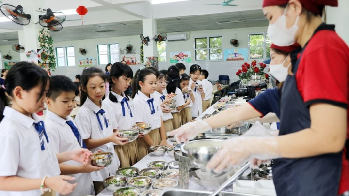 Hơn 3.000 tỷ đồng hỗ trợ bữa ăn bán trú cho học sinh tiểu học Hà Nội