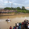Ô tô tông 2 xe máy trước khi lao xuống sông ở Nghệ An, 1 người mất tích