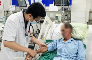 Tình trạng sức khỏe ba người ở Hưng Yên nguy kịch do ăn tiết canh lợn