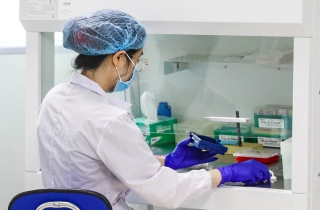 Phát hiện vợ vào khách sạn với người lạ, chồng về nhà đưa ba con xét nghiệm ADN