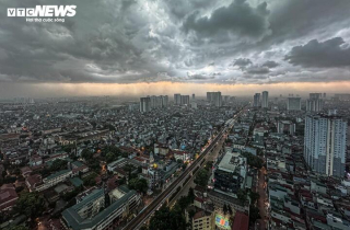 Hà Nội mưa dông, gió giật liên hồi, bầu trời tối đen giữa ban ngày