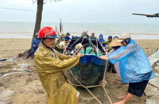 Thanh Hoá - Nghệ An - Hà Tĩnh cấm biển, ngư dân hối hả đưa thuyền tránh bão