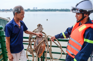 Công an hỗ trợ người dân ven sông Hồng neo thuyền, chằng nhà trước bão số 3