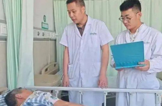 Ngồi lên tảng đá giữa trời nóng 38 độ C, bà lão bị bỏng nặng, phải ghép da