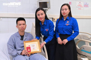 Trao huy hiệu Tuổi trẻ dũng cảm cho chàng trai cứu 4 người trong vụ lật tàu