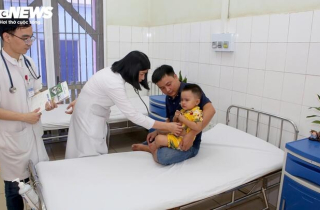 Bé trai 2 tuổi ngã vào hồ cá Koi được cứu sống thần kỳ