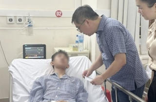 Vụ lật tàu ở Vịnh Hạ Long: Đưa nam sinh mất 4 người thân về Hà Nội điều trị