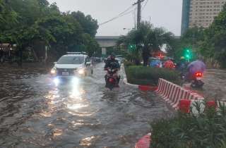 Bão vào đất liền, gió mạnh, mưa trút xuống Hà Nội