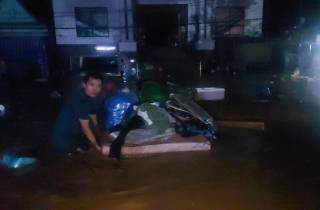 Nước lên nhanh, dân miền núi Nghệ An hối hả chạy lũ trong đêm