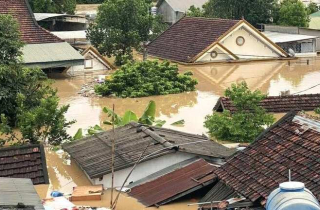 Lũ chưa từng thấy, ngập nóc nhà ở biên giới Nghệ An