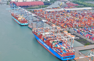 Ngắm cảng nước sâu lớn nhất Việt Nam thường xuyên đón siêu tàu quốc tế