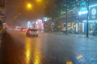 Mưa lớn tiếp diễn, lũ sông Hà Nội lên cao