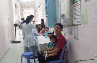 Ca sốt xuất huyết nặng tăng mạnh, bệnh viện TP.HCM kê thêm giường