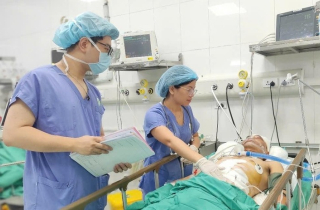 Phẫu thuật cứu người đàn ông nguy kịch vụ xe bán tải tông loạt xe máy ở Hà Nội