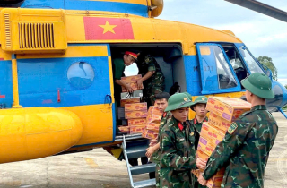 Trực thăng tiếp viện lương thực tại điểm cô lập ở 'rốn lũ' Nghệ An