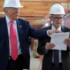 Ông Trump lại kêu gọi mạnh tay hạ lãi suất khi thị sát công trình trụ sở Fed