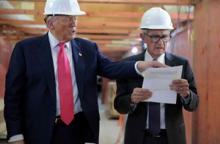 Ông Trump lại kêu gọi mạnh tay hạ lãi suất khi thị sát công trình trụ sở Fed