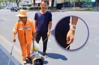 Người mẹ lao công dẫn con trai thiểu năng trí tuệ nhặt rác giữa trời nắng