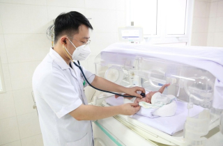 Hành trình 103 ngày nuôi sống bé gái sinh cực non chỉ nặng 550 gram