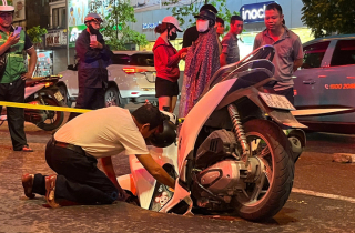 Hà Nội: 'Hố tử thần' xuất hiện sau trận mưa lớn, 'nuốt' xe máy đi đường