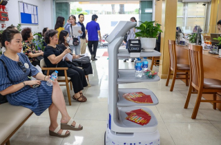 Người dân Hà Nội làm thủ tục hành chính được miễn phí đồ ăn, sử dụng robot lễ tân