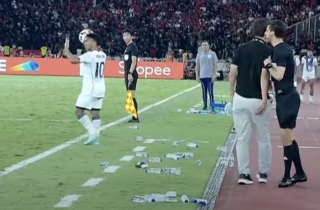 U23 Việt Nam rải chai nước ngăn đòn ném biên 'sát thủ' của U23 Indonesia?