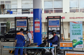 Bắt đầu bán xăng E10: Giá rẻ hơn RON 95, bất ngờ với phản ứng của khách hàng