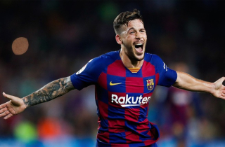 Cựu cầu thủ Barcelona bị chó cắn trúng chỗ hiểm