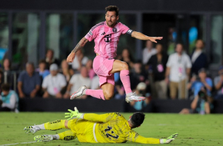 Messi 2 lần đối mặt thủ môn vẫn nhường đồng đội ghi bàn