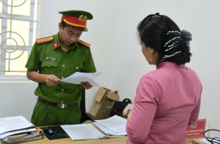 Bắt giam bảo mẫu ném bé trai 14 tháng tuổi xuống nền, chấn thương sọ não