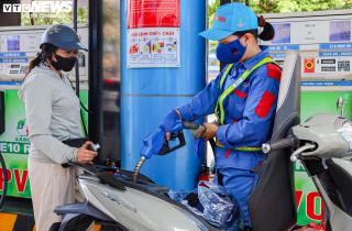 Ngày đầu bán xăng E10 tại Hà Nội: Khách hàng sẵn sàng mua để bảo vệ môi trường