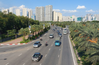 Nắng nóng gay gắt bao trùm Hà Nội