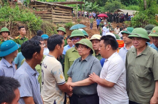 Thủ tướng thăm hỏi người dân, chỉ đạo khắc phục hậu quả mưa lũ ở Điện Biên