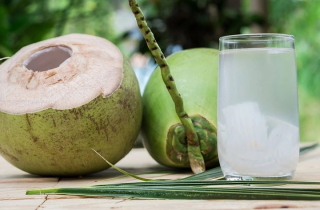 Uống nước dừa tươi vào buổi sáng có tác dụng gì?