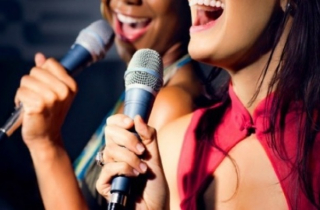 Hát karaoke có giúp cơ thể thải cồn nhanh hơn?