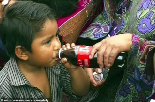 Thị trấn nghiện Coca-Cola do quá nghèo, trẻ nhỏ uống coca thay sữa