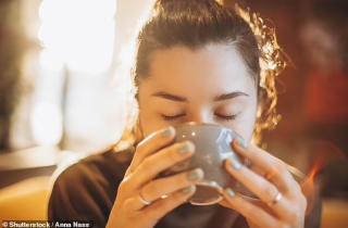 Vì sao trời nóng uống nước ấm có thể giúp hạ nhiệt?