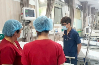 Thở máy, lọc máu vì sốc nhiệt