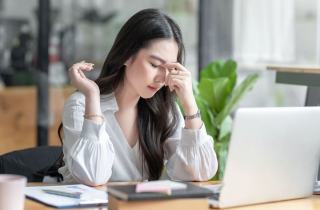 Dân văn phòng ngồi điều hòa cả ngày dễ sốc nhiệt: Bác sĩ chỉ cách phòng tránh