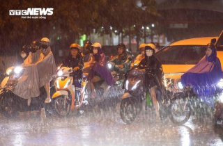Hà Nội hứng mưa sau đợt nóng 40°C, chuyên gia cảnh báo dông mạnh kèm sấm sét