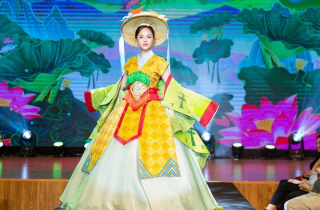 Thu Quỳnh xuất hiện với diện mạo lạ trên sàn catwalk