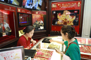 Sáng 6-8, giá vàng neo sát mốc 124 triệu đồng/lượng