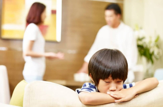 Vợ chồng không ai chịu nuôi con khuyết tật, quan tòa tức giận không cho ly hôn