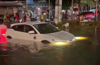 Chuyên gia lý giải về trận mưa khiến đường phố TP.HCM 'thành sông' tối 5/8