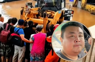 'Người hùng' dùng gầu xúc đất của máy ủi cứu hơn 100 nạn nhân lũ lụt